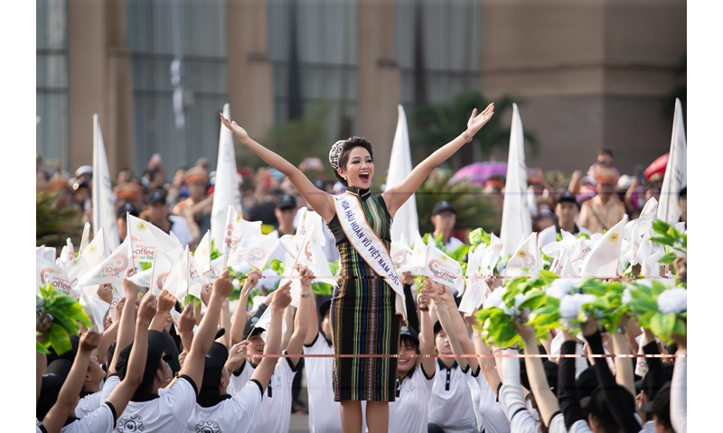 H’Hen Niê dẫn đầu đoàn diễu hành khai mạc Lễ hội cà phê Buôn Ma Thuột 2019